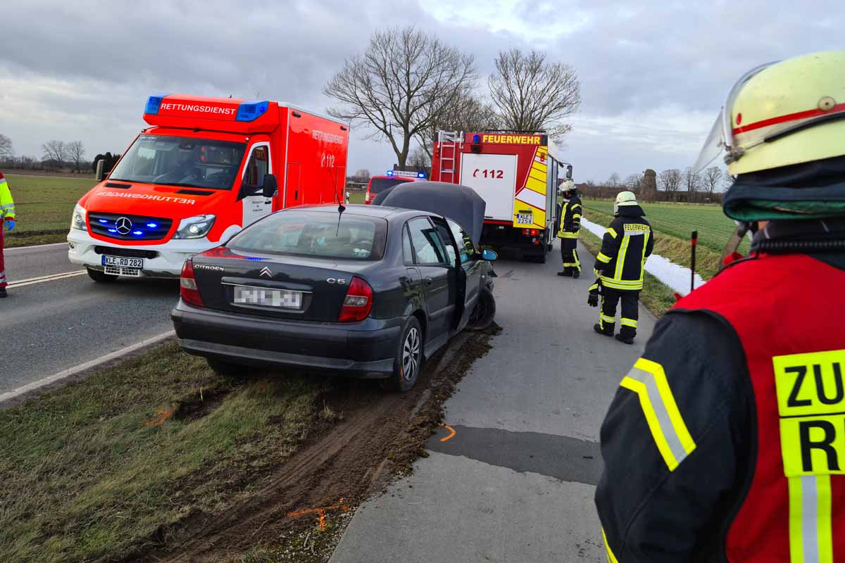 Der Fahrer des verunfallten Fahrzeugs konnte die Unfallstelle selbstständig verlassen