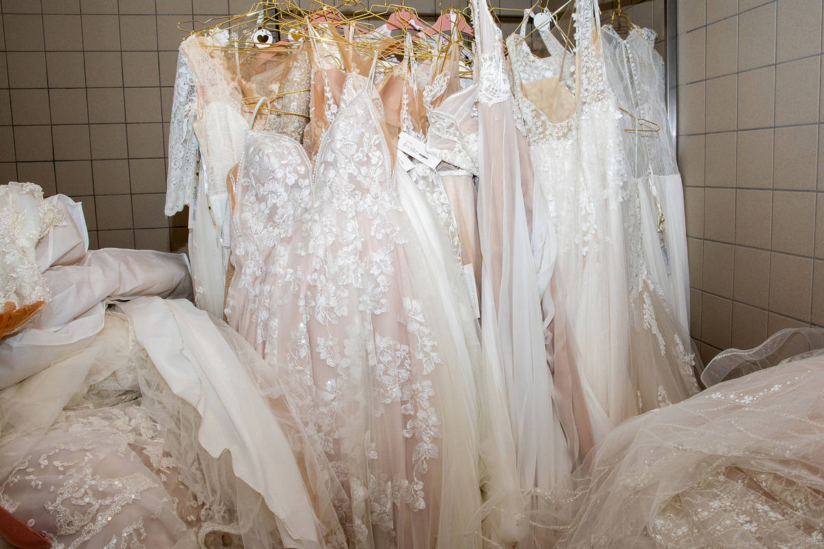 Sichergestellte Brautkleider nach Hausdursuchungen in Düsseldorf