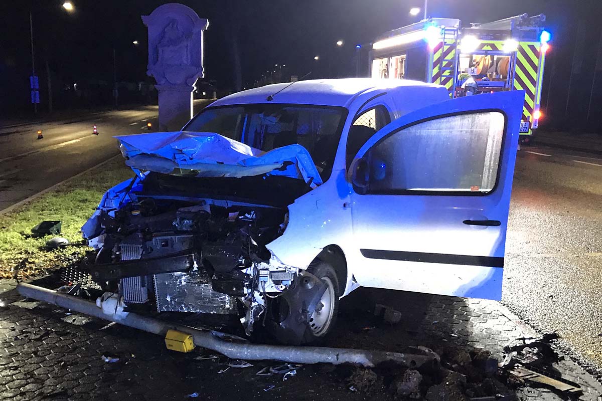 An beiden Fahrzeugen entstand hoher Sachschaden und mussten abgeschleppt werden