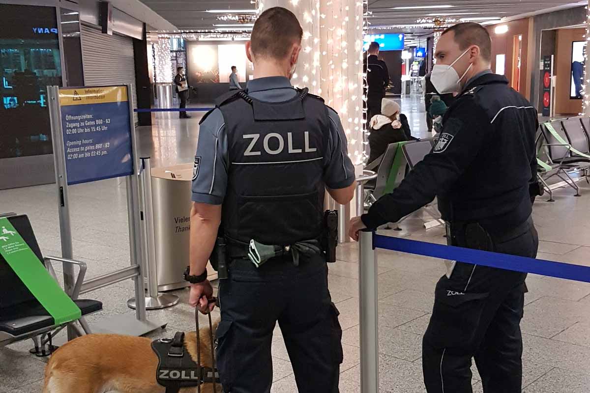 Erfolgreiche mehrtägige Kontrolle des grenzüberschreitenden Barmittelverkehrs am Flughafen Frankfurt am Main