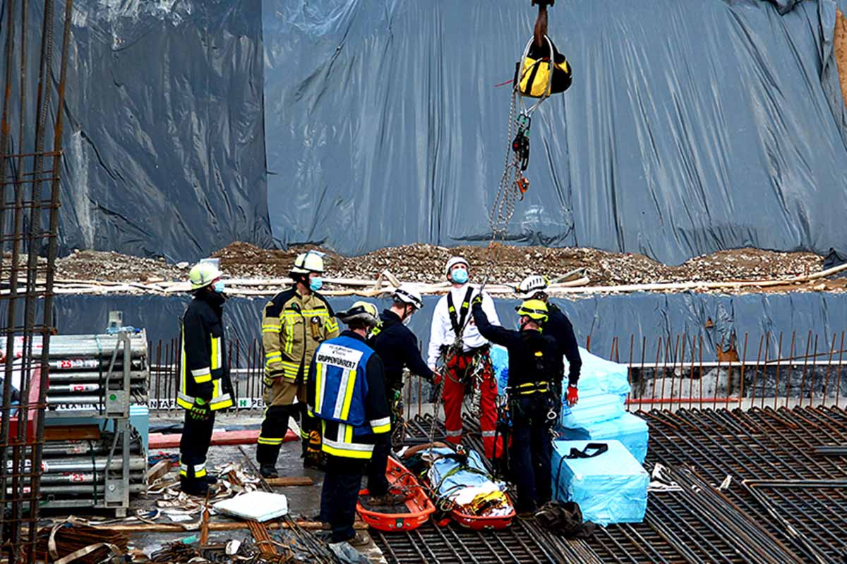 Die Retter der Feuerwehr mussten in die flächenmäßig sehr große Baugrube hinabsteigen