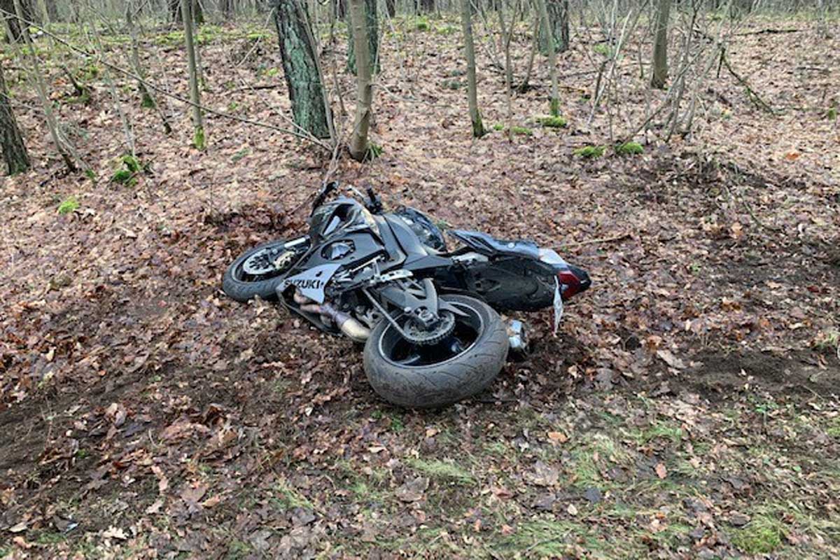 Der Motorradfahrer kam beim Ausweichen nach links von der Fahrbahn auf den Grünstreifen ab, kollidierte dort mit einem Leitpfosten und blieb wenige Meter dahinter mit seinem Motorrad auf dem Boden liegen