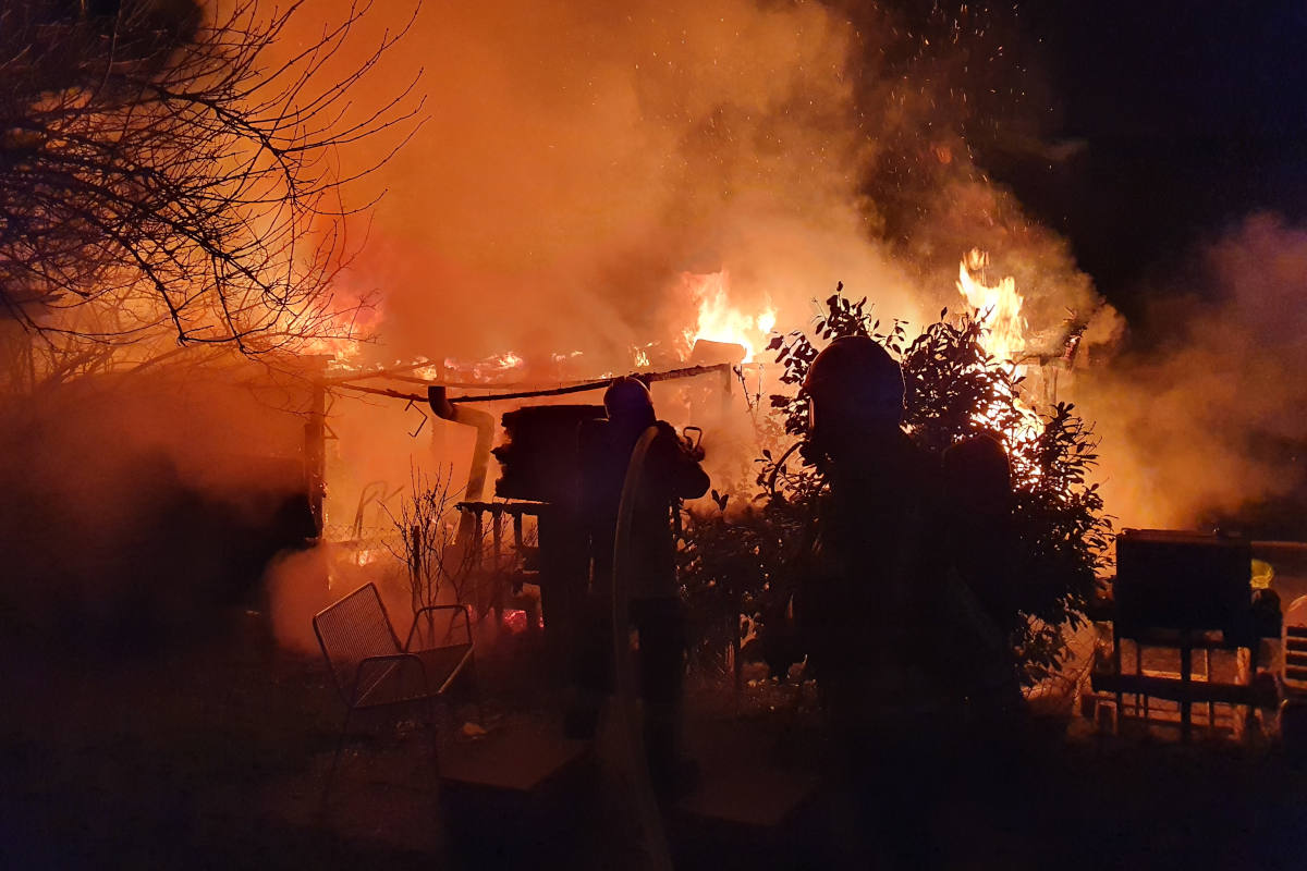 Gartenhütte brennt im Kabisland