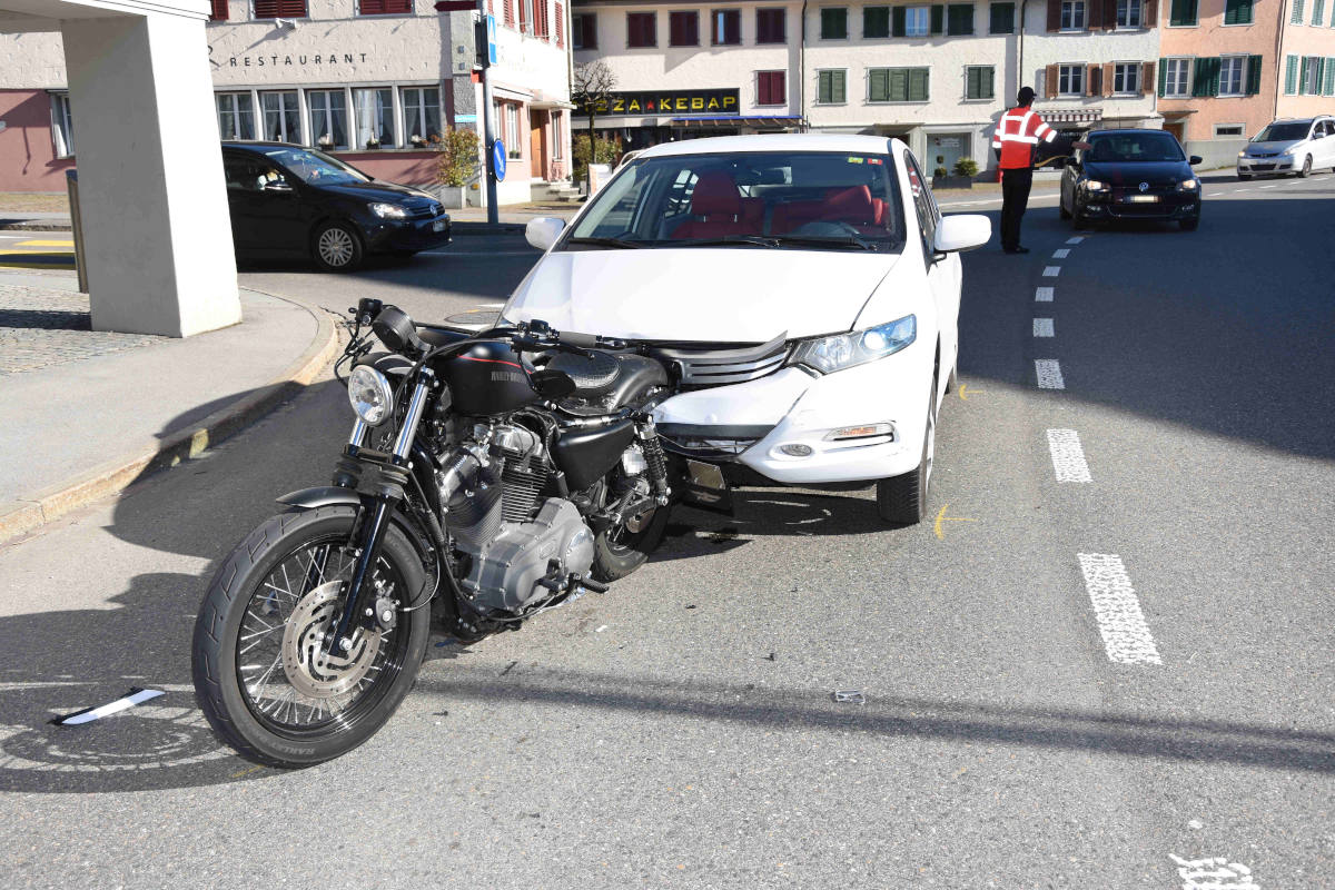 Auto kollidiert mit Motorrad in Kaltbrunn