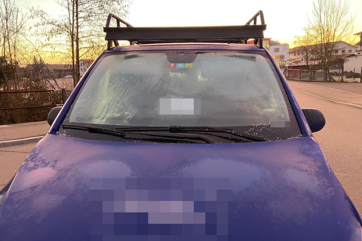In Hunzenschwil AG führen vereiste Scheiben zu einem Unfall.