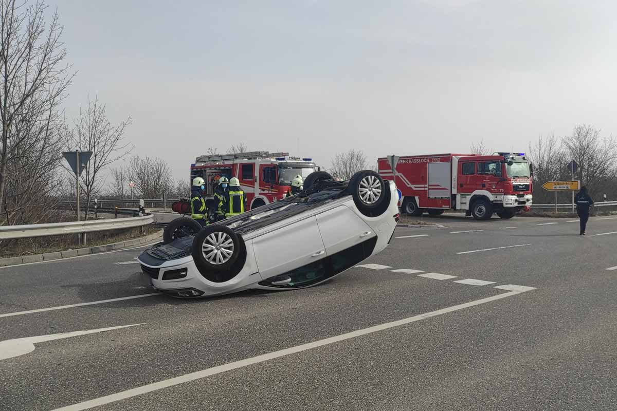 Der junge Mann kletterte mit leichten Prellungen eigenständig aus dem Auto