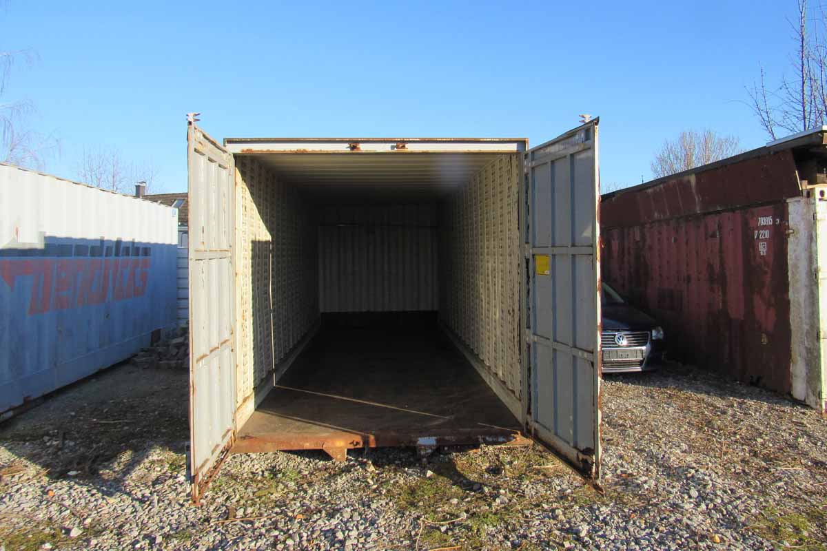 Der 57 Jahre alte Daimler war ohne Kennzeichen in dem Container untergestellt und hat noch einen Zeitwert von rund 30.000 Euro