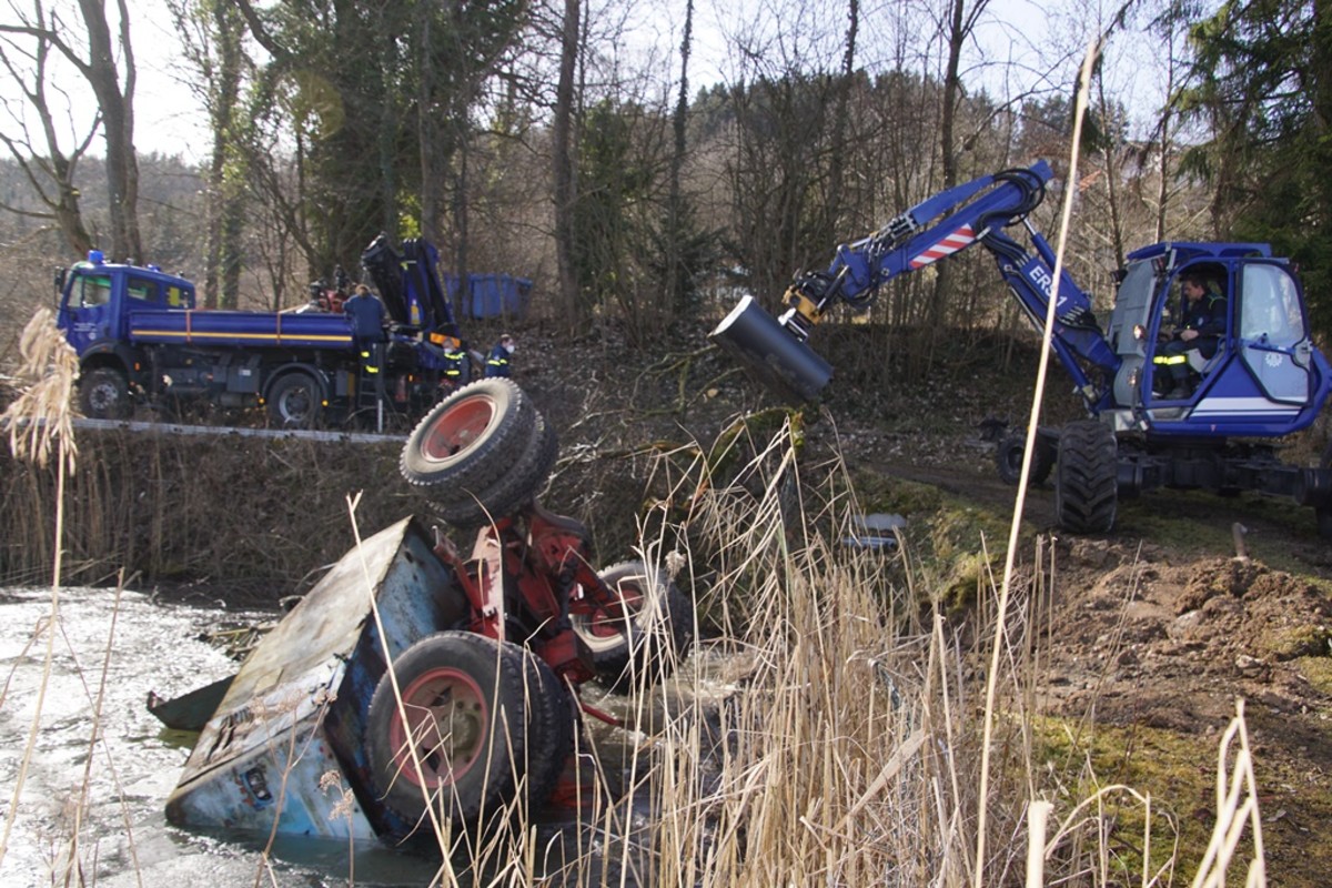 Der Bagger musste aus dem Weiher geholt werden.