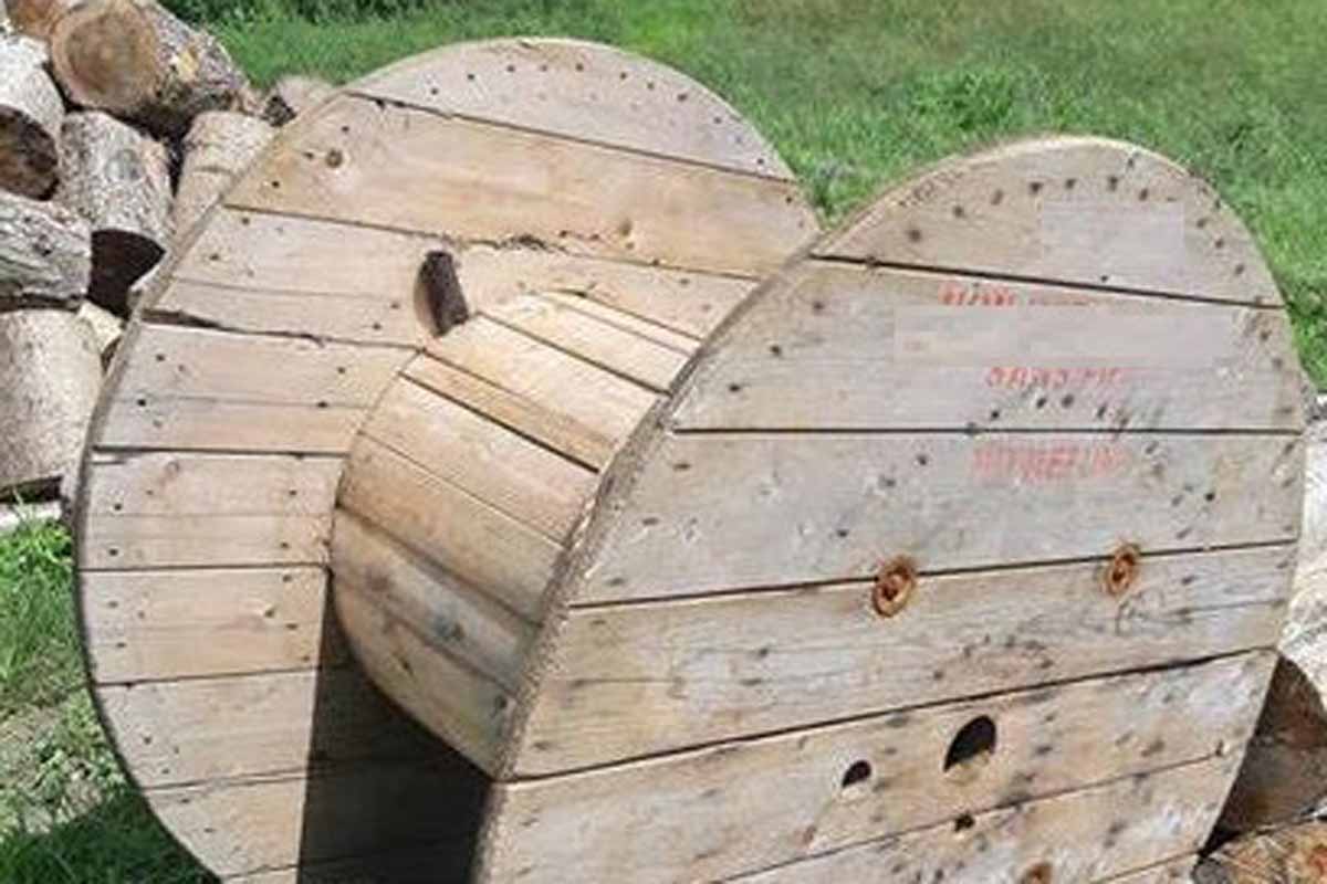 Die große Kabeltrommel blieb nach dem Sturz vom LKW auf der Fahrbahn stehen und rollte nicht weg