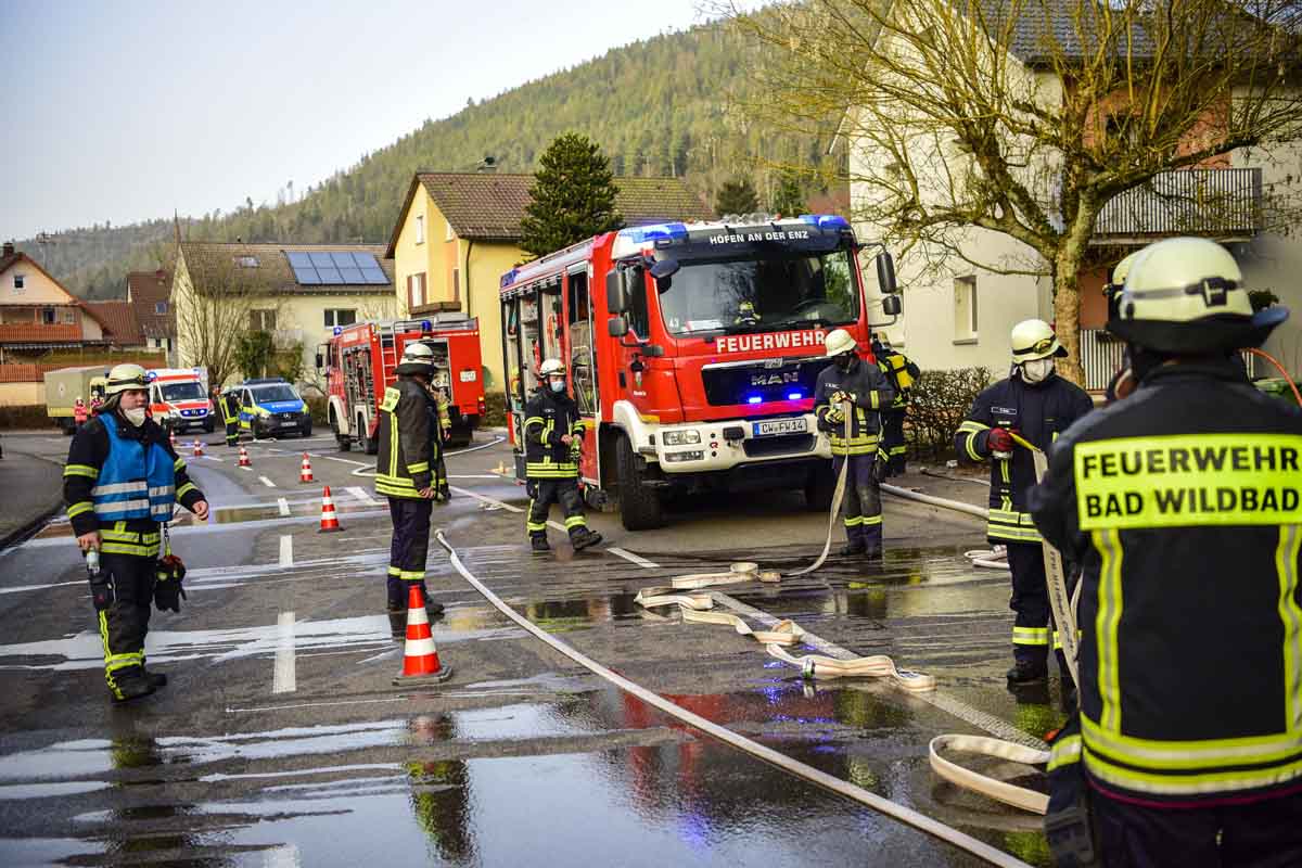 Während der Einsatzdauer wurde die Straße in Höfen an der Enz von der Polizei voll gesperrt