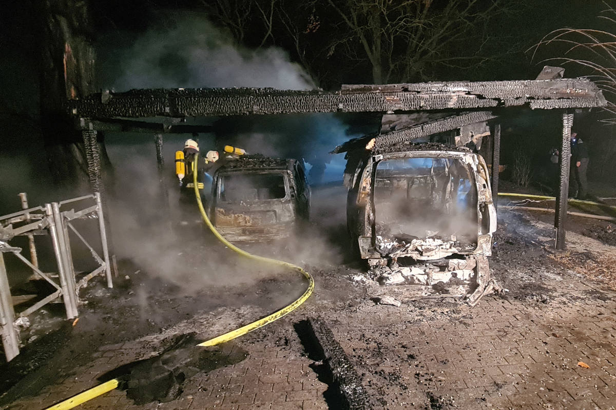 Autos in einem Carport in Molfsee ausgebrannt