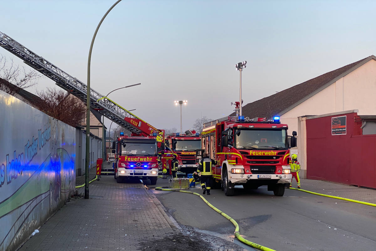 Hunderte Autoreifen brennen seit dem frühen Morgen in Gelsenkirchen