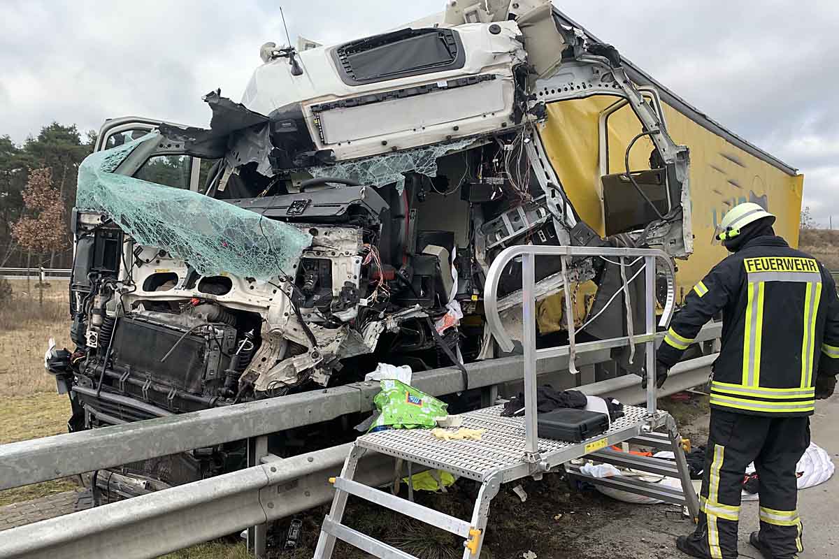 Leider konnten in Sittensen die Feuerwehrleute trotz der schnellen Rettung den Fahrer nur noch Tod aus seiner Lage befreien