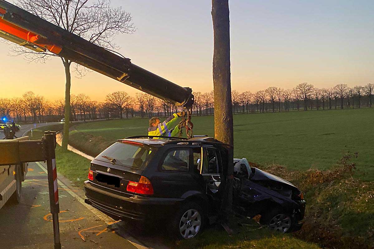 In Weeze war eine Fahrerin mit ihrem Fahrzeug von der Fahrbahn abgekommen, gegen einen Baum geprallt und schwer verletzt eingeklemmt
