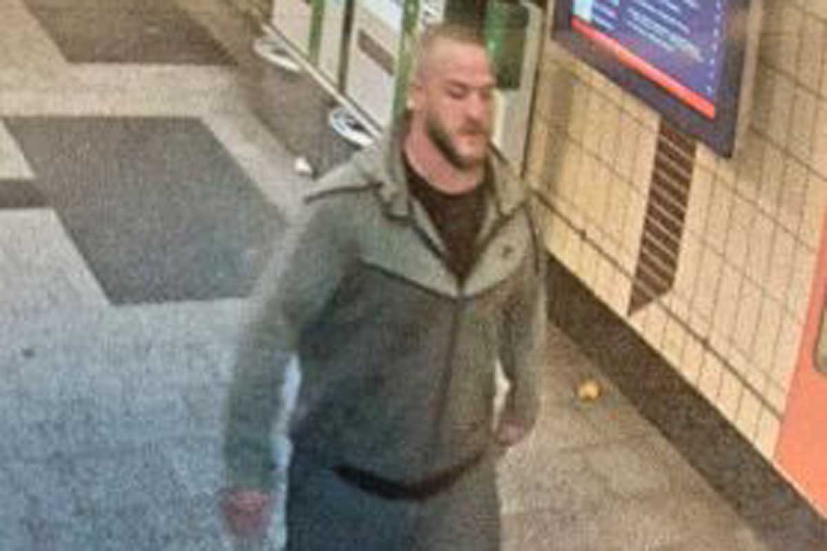 Drei unbekannte Tatverdächtige suchten den Geschädigten am Bahnsteig des Hauptbahnhof Neuss auf