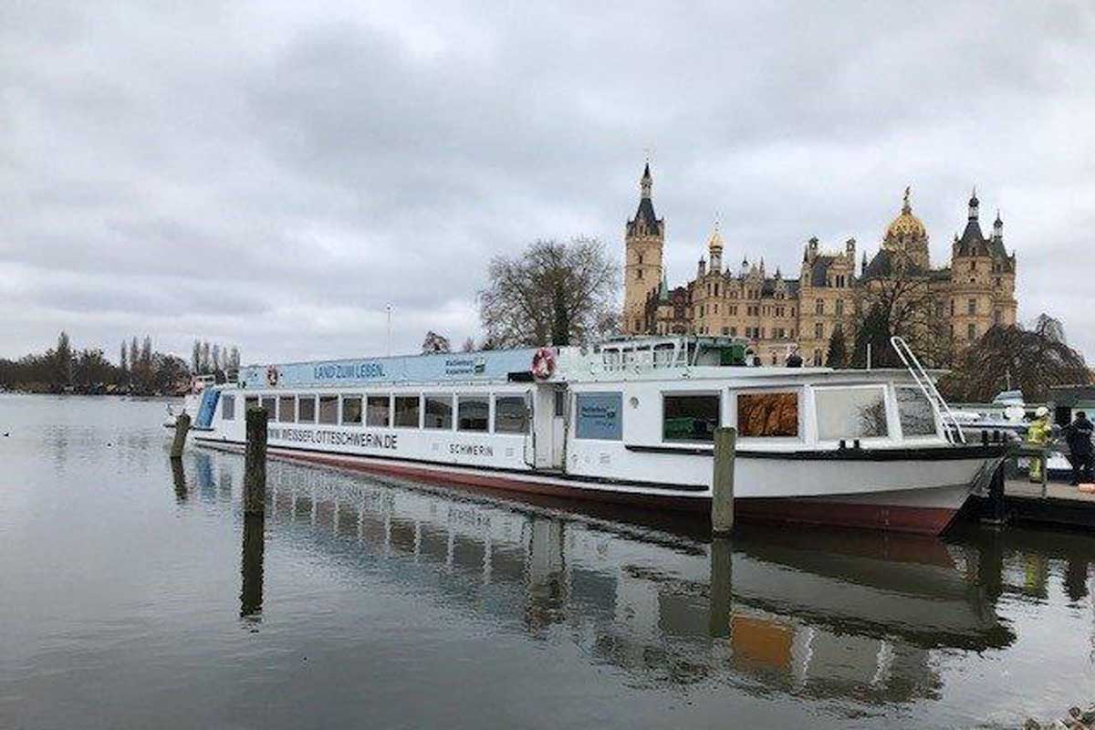 Eine erhebliche Menge Wasser war in Schwerin in die Bilge des Schiffes eingedrungen, sodass es am Heck in Schräglage geriet