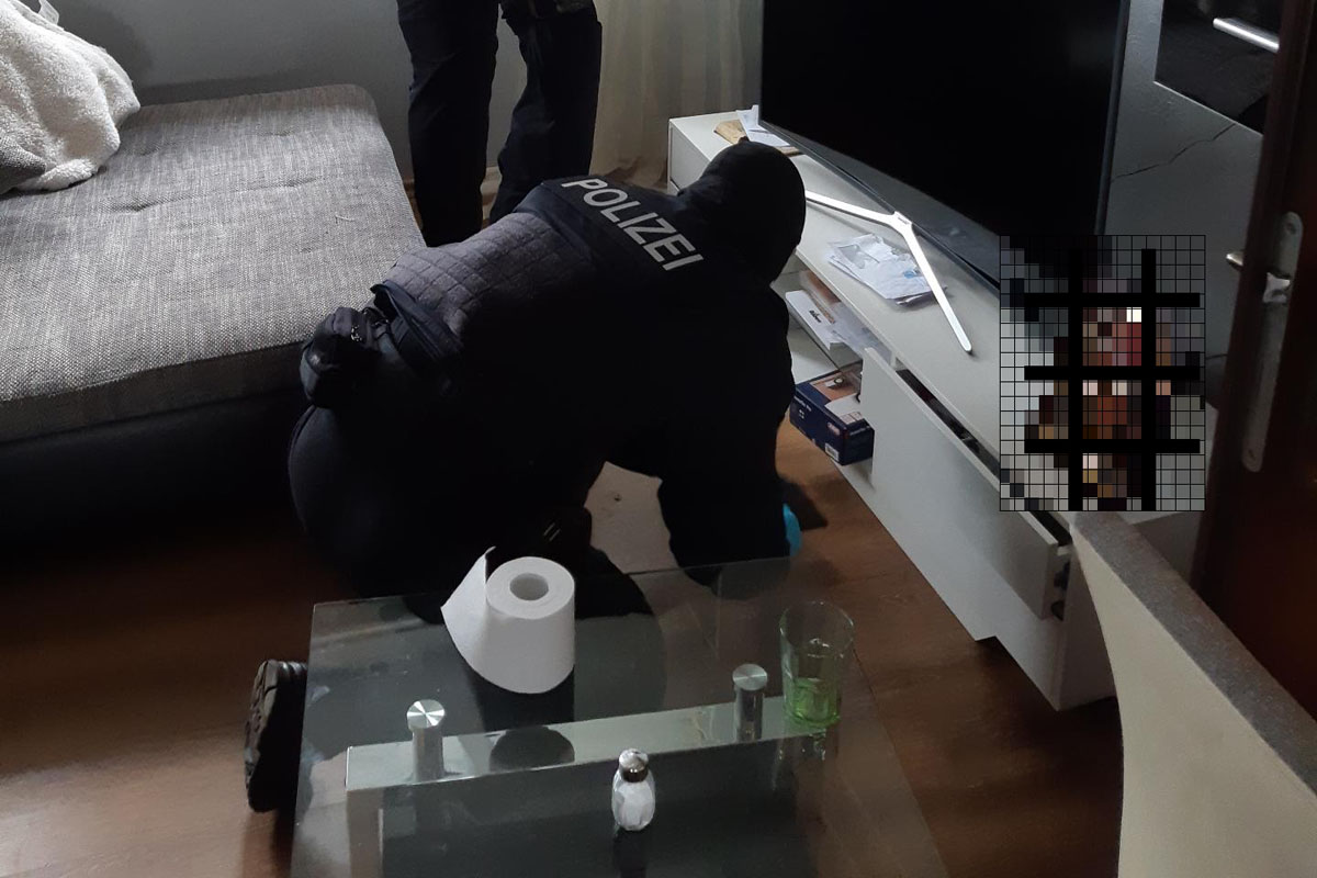 Die Einsatzkräfte stellten umfassendes Beweismaterial wie Geschäftsunterlagen und eine Vielzahl von Speichermedien sicher