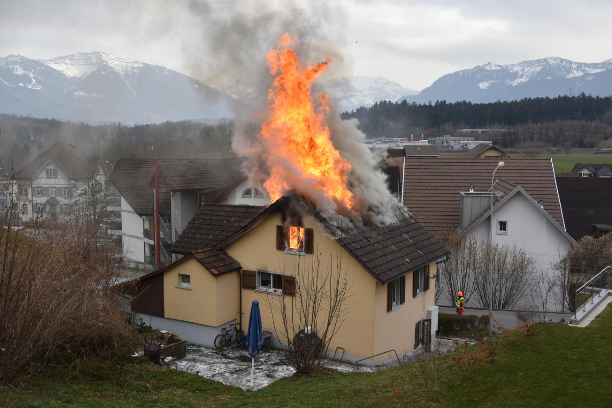 Beim Brand in Neuhaus SG konnten sich die zwei Bewohner selbst aus dem Haus retten.