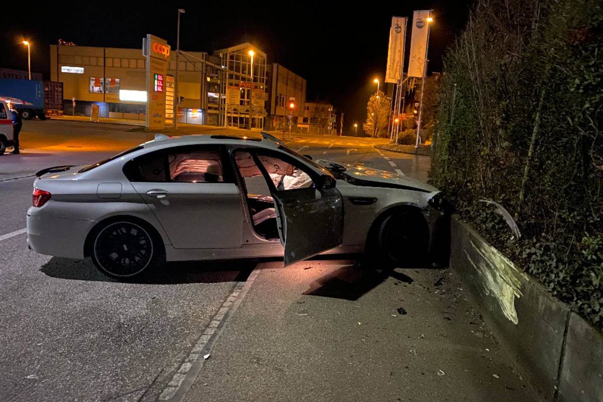 Personenwagen kollidiert beim Beschleunigen mit Mauer in Freckendorf