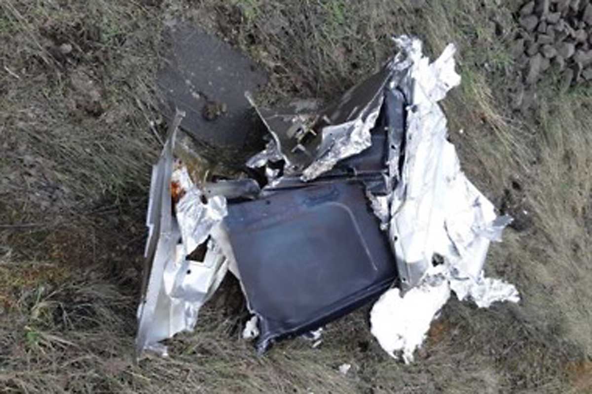 Eine Streife begab sich zum Ereignisort und konnte hier einen Backofen feststellen, der durch die Überfahrt völlig deformiert neben dem Gleis lag