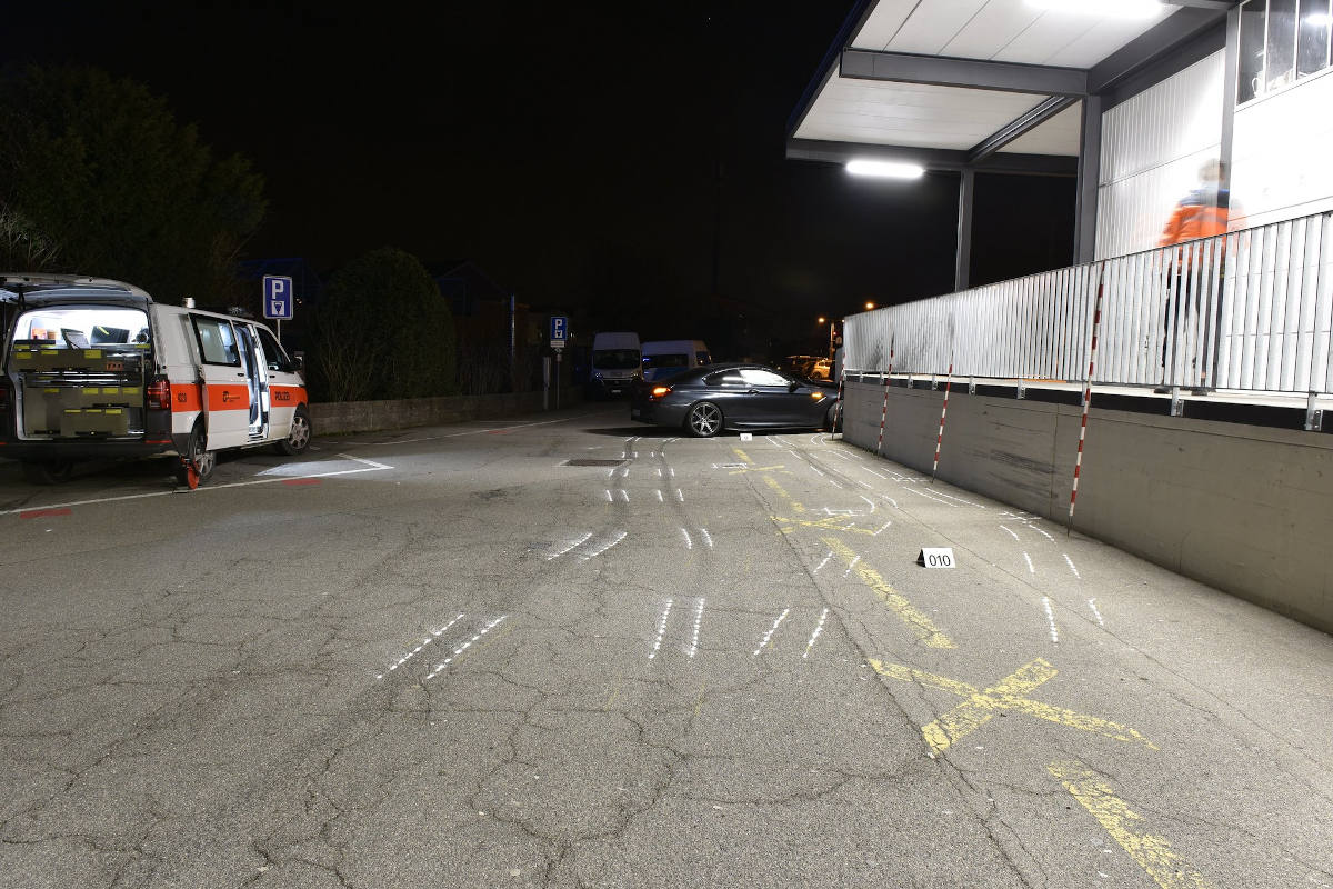 Junglenker mit Auto gegen Mauer geprallt in Wetzikon