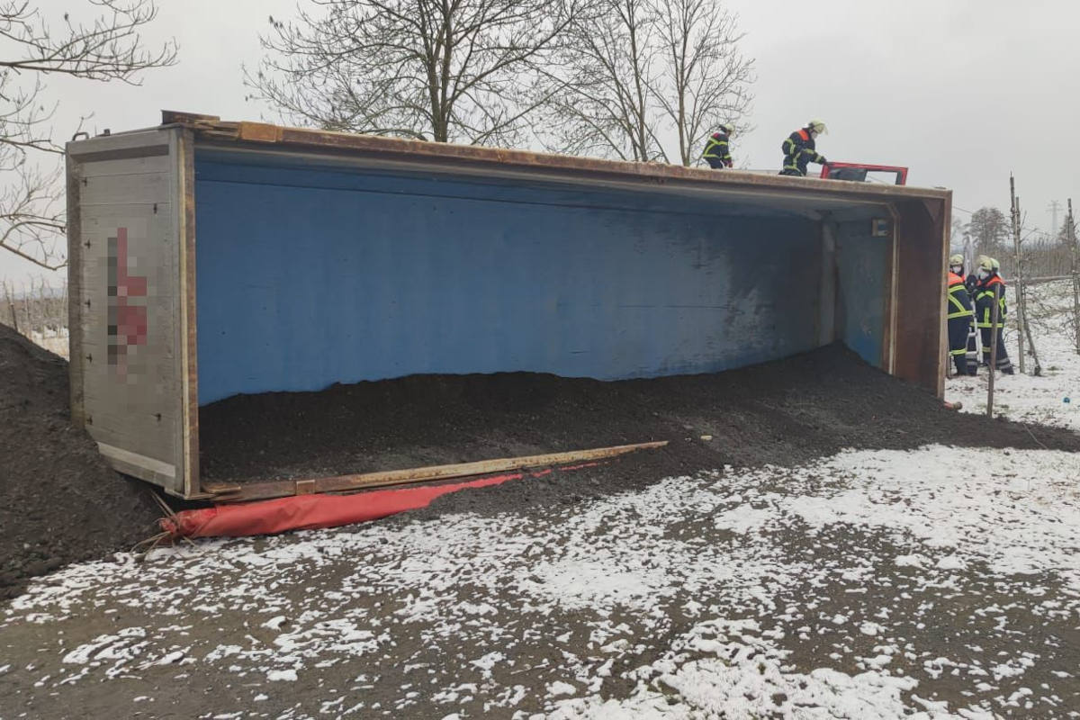 Sattelzug stürzt auf die Seite bei Stade