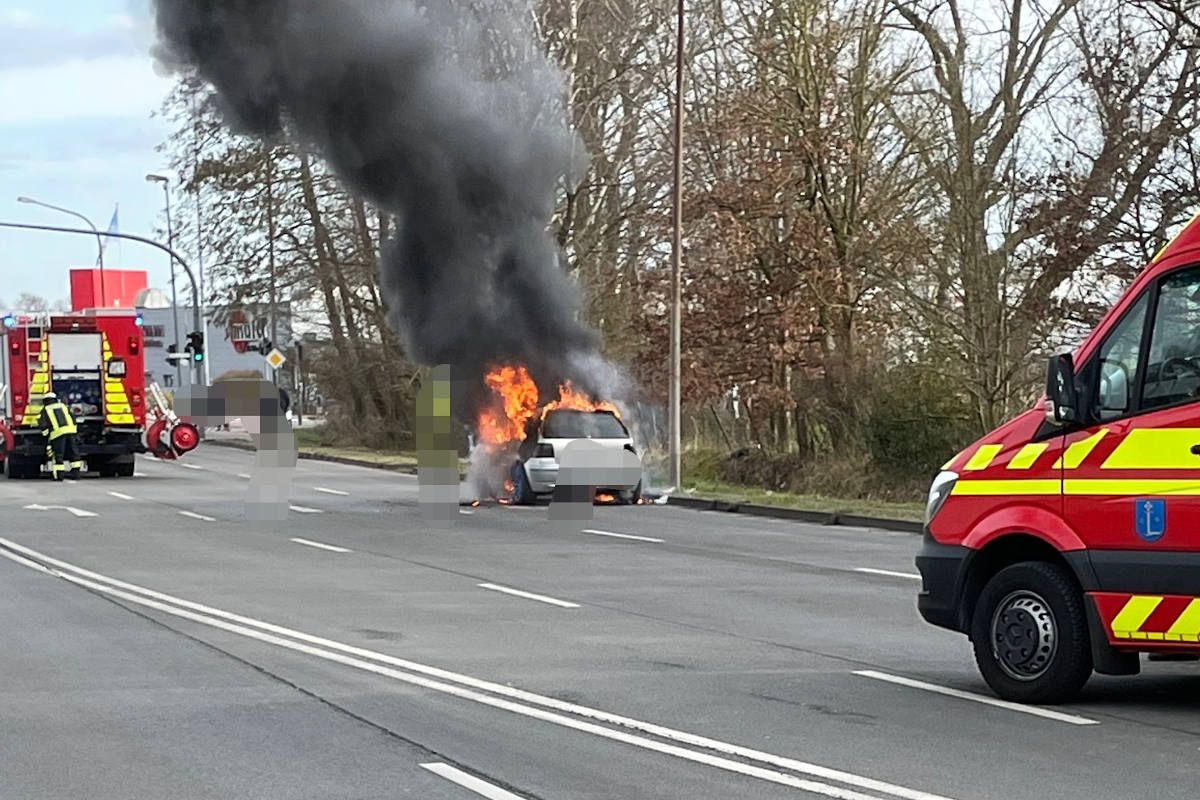 Fahrzeug auf Bundestraße in Flammen aufgegangen