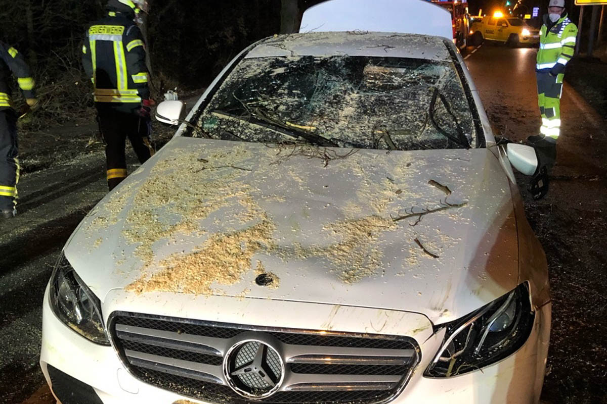 Der Fahrer, der sich alleine im Pkw befand, wurde leicht verletzt