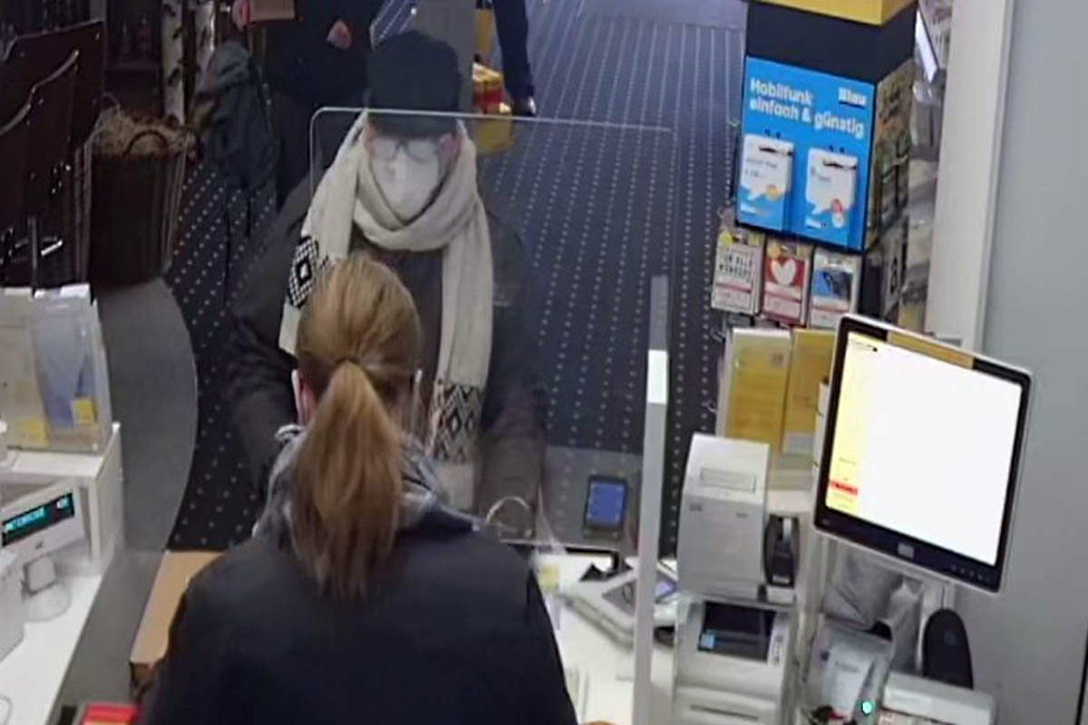 Die Überwachungskamera der Postannahmestelle zeichnete den Versand auf