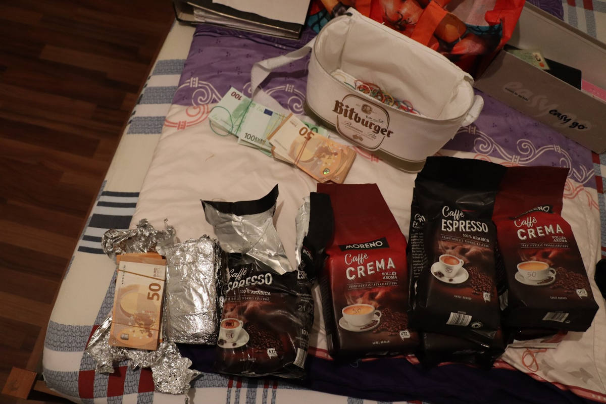 Zollfahnder stellen 310.000 Euro Bargeld und eine scharfe Schusswaffe sicher