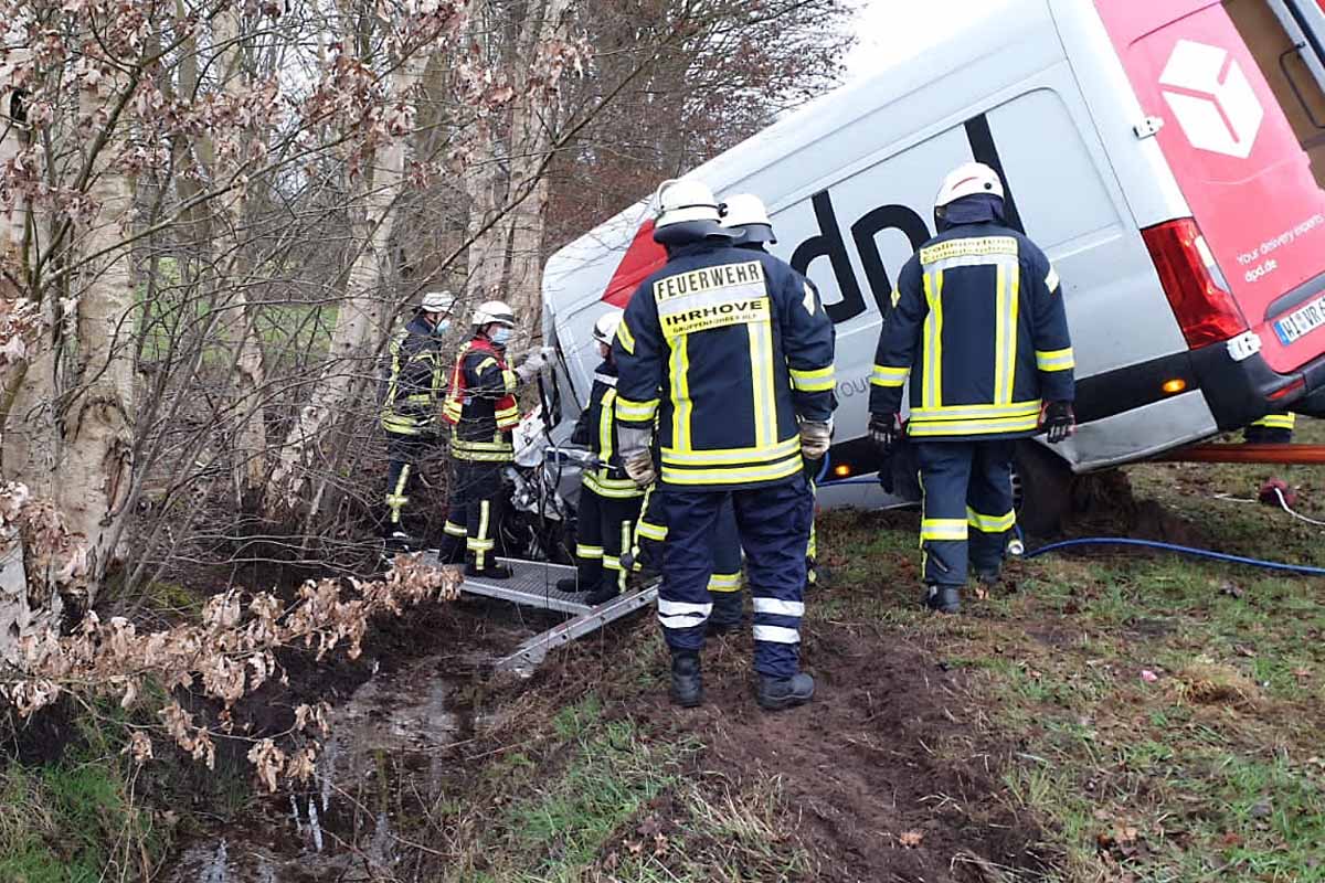 Der Sprinter kam in Leer von der Fahrbahn ab und prallte gegen einen Baum