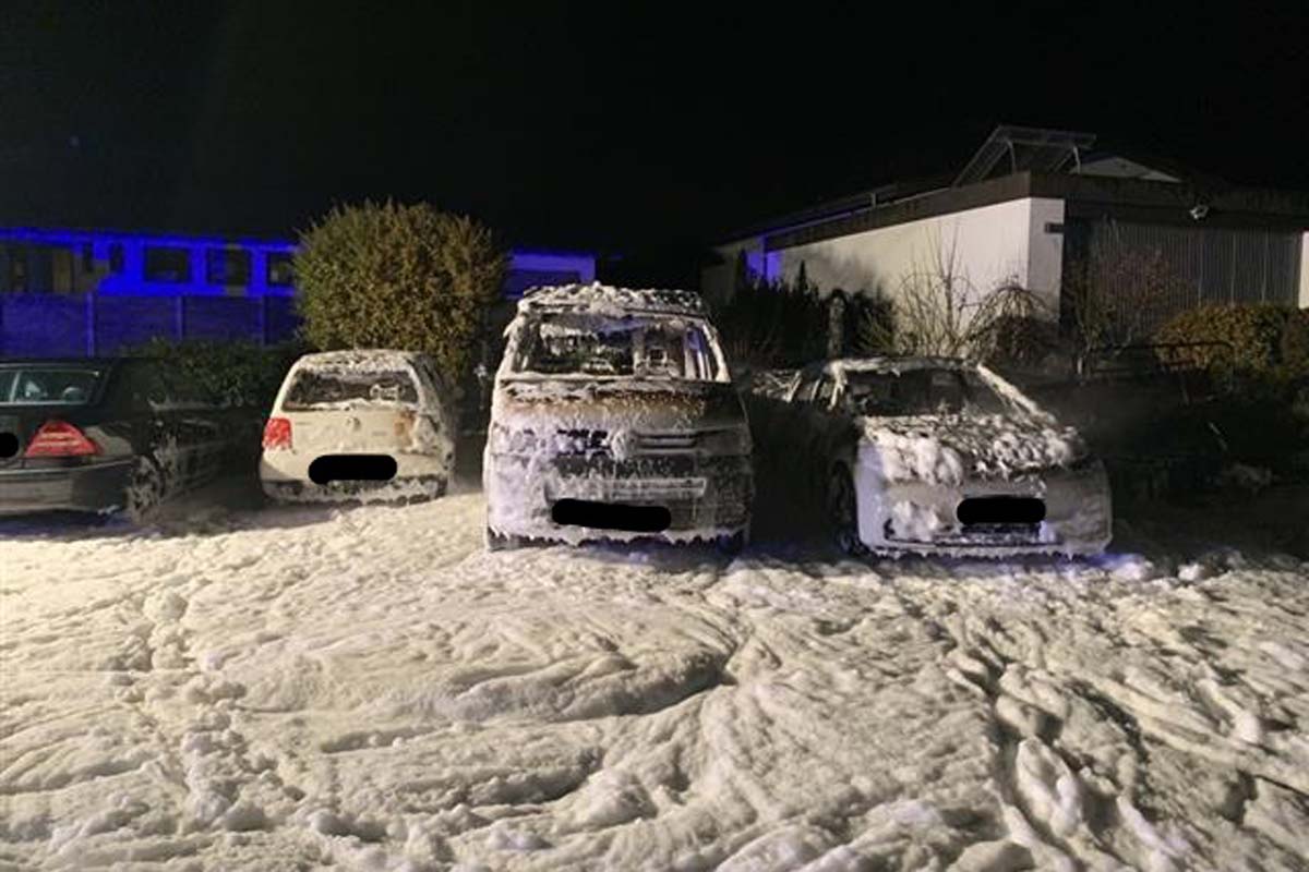 Durch den Brand beschädigte Fahrzeuge