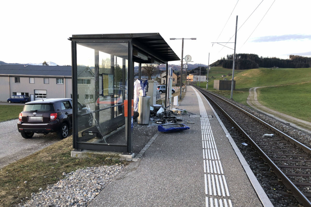 Gesprengter Ticketautomat in Lütisburg Station