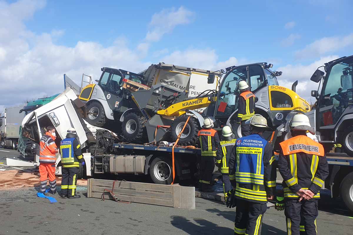 Bei einem Auffahrunfall am Stauende fuhren drei Sattelzüge auf der A 3 aufeinander