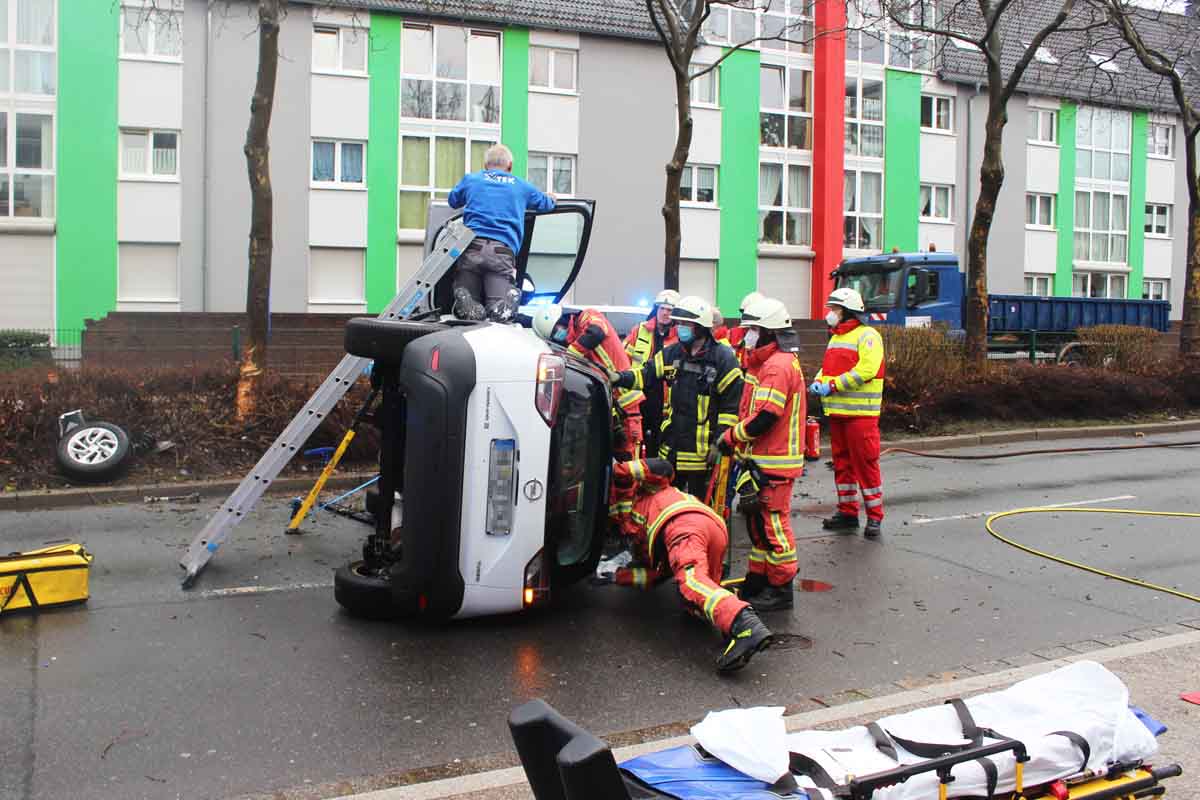 Die Feuerwehr war am Einsatzort und musste feststellen, dass sich neben dem 57-jährigen Opel-Fahrer auch dessen Hund in dem Auto befand