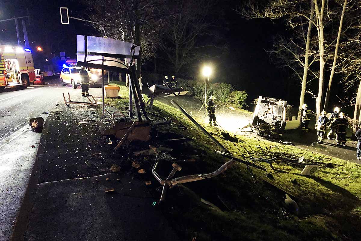 In Bad Kreuznach kam der Pkw total beschädigt und auf dem Dach liegend zum Stillstand