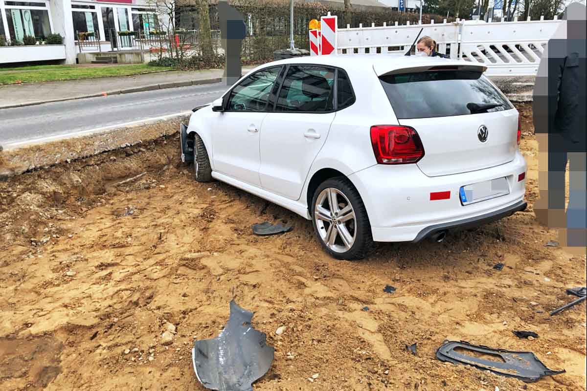 Eine 75-jährige Erkratherin hatte in ihrem Auto das Gas- mit dem Bremspedal verwechselt und war in eine Baugrube gefahren