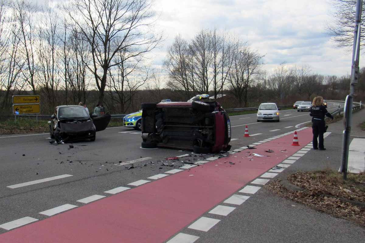 Die Fahrerin konnte sich in Mettmann leicht verletzt aus dem Fahrzeug befreien und wurde im nahegelegenen Krankenhaus ambulant behandelt