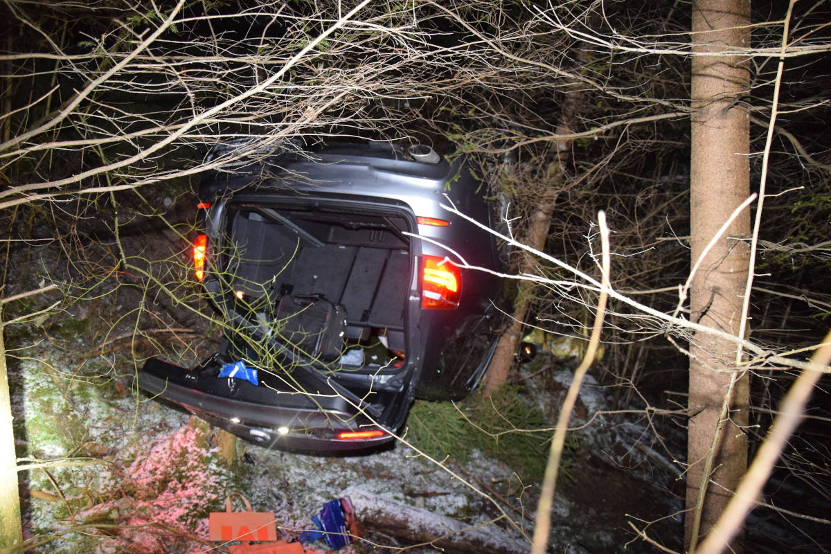 Böschung hinuntergerutscht und überschlagen bei Holderbank