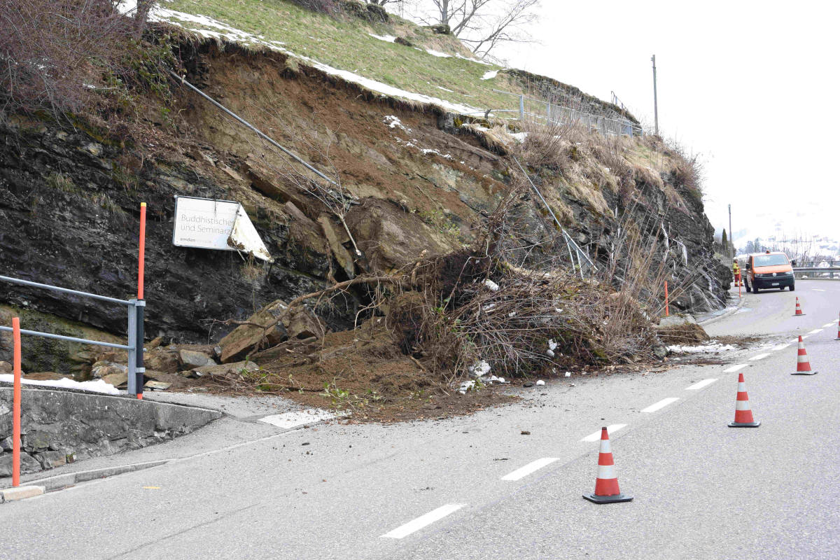 Amden SG – Erdrutsch verschüttet Strasse