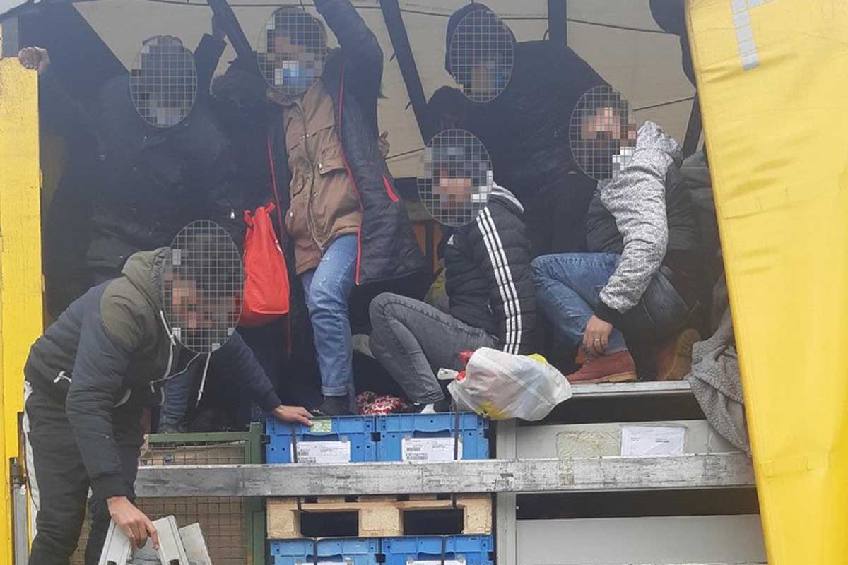 Mehrere Personen auf der Ladefläche eines LKW in Windorf