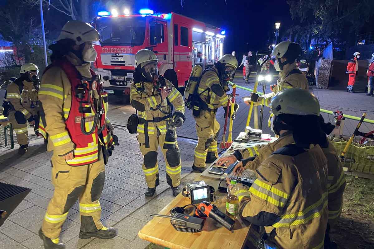 Brand in Patientenzimmer eines Krankenhauses in Bergisch Gladbach löst Großeinsatz für die Feuerwehr aus