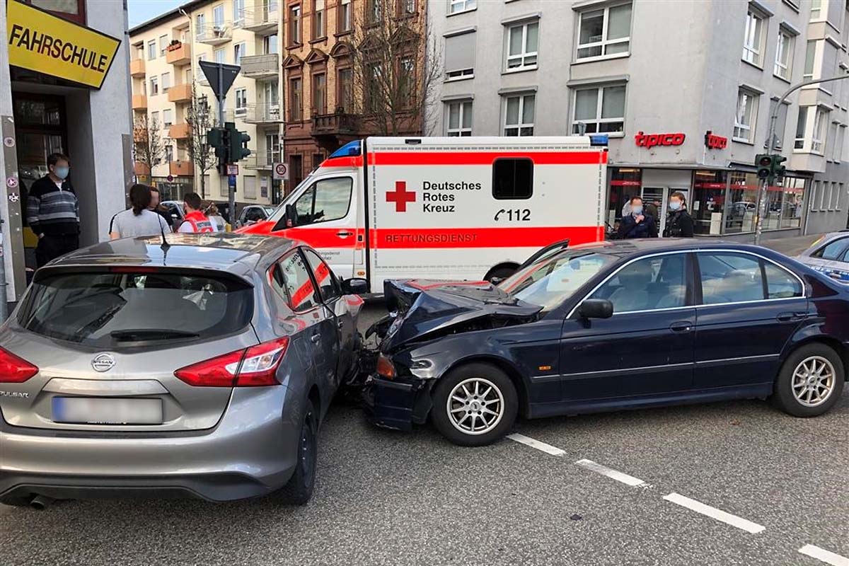 Im Kreuzungsbereich kollidierten in Kaiserslautern die Fahrzeuge miteinander
