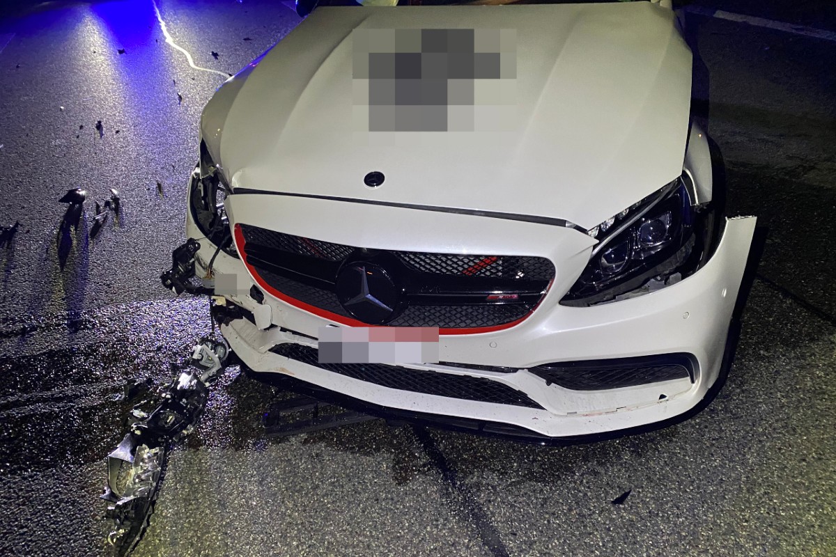 In Würenlos AG hat gestern ein Autolenker die Kontrolle über seinen Mercedes verloren.
