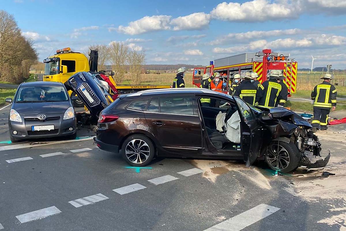 Die Insassen der beiden anderen beteiligten Fahrzeuge wurden leicht verletzt und ebenfalls in ein Krankenhaus transportiert