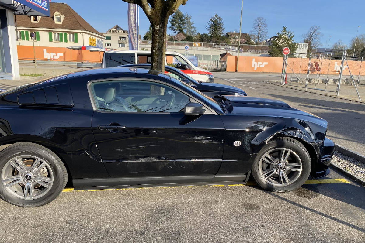 Streifkollision zwischen zwei Personenwagen in Muttenz