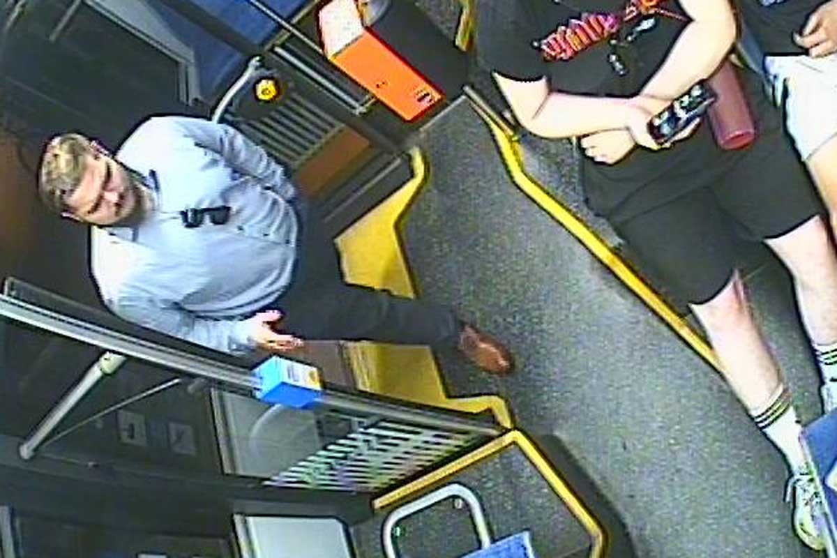 Wer kennt die abgebildete Person und kann Angaben zu dessen Identität machen?