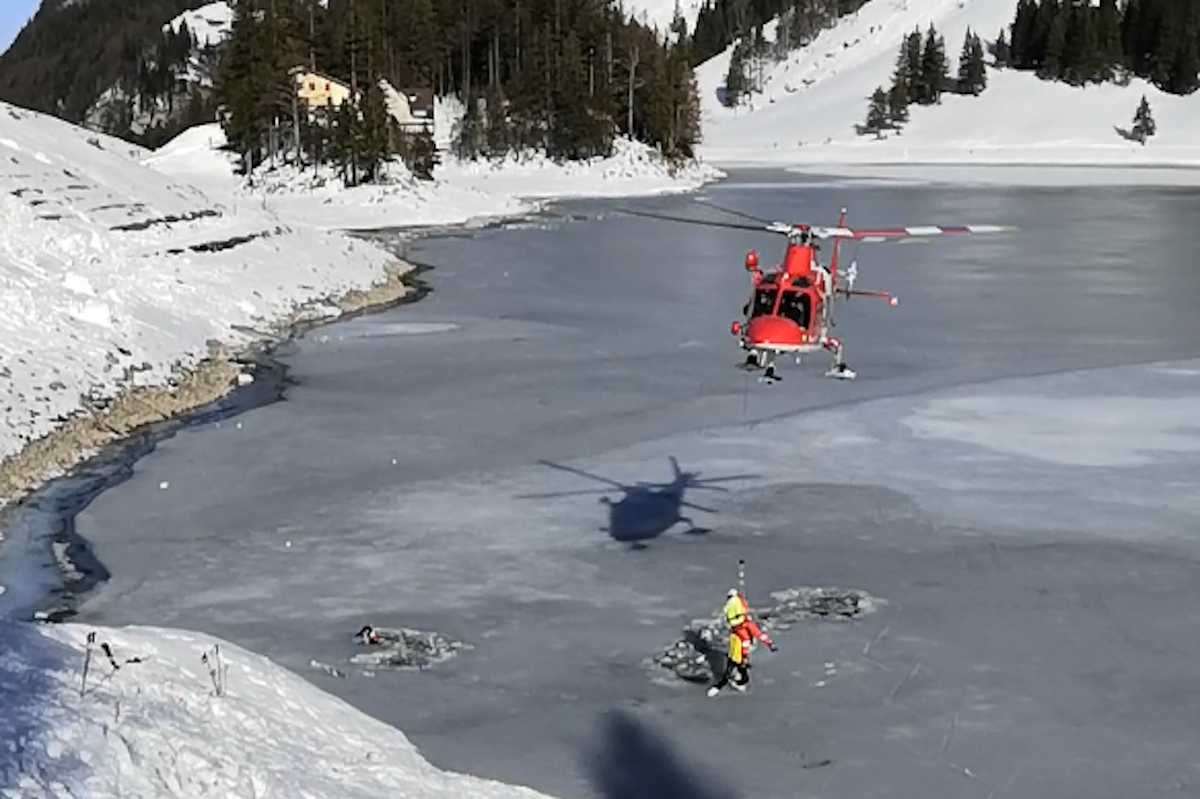 Rettung aus dem eiskalten Wasser des Seealpsees