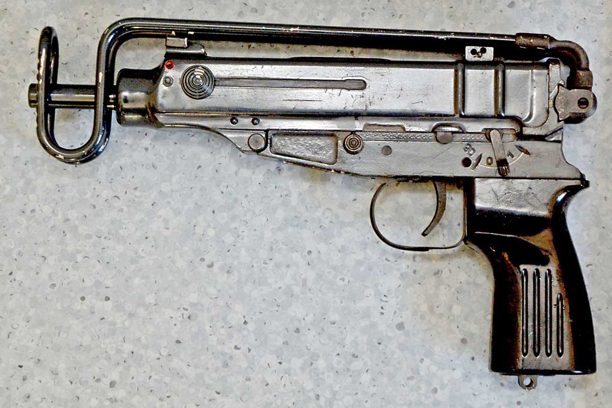 In Monheim am Rhein wurden an der Wohnanschrift eines Familienangehörigen des Beschuldigten zwei Maschinepistolen aufgefunden und sichergestellt