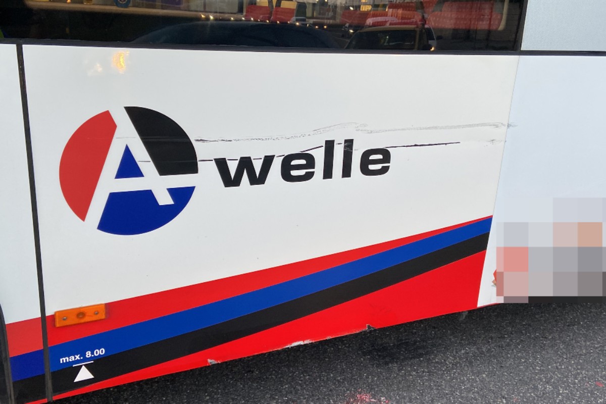 Zwei Fahrgäste im Bus verletzten sich.